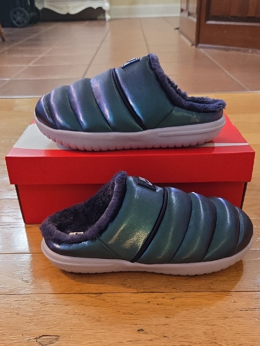 Nike Burrow SE Women's Sz 8 Slippers Comfort Iridescent/Purple HV5886 002 - Picture 2 of 7